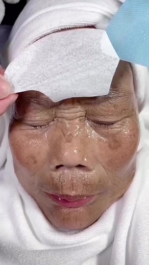 Collagen Face Sheet Mask (link in bio) 🛍 www.howdoibuythis.com 🚚 Free shipping worldwide | tech_inventions