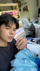 Holy grail glue gun stand 🔥✨ Out of all time, ito talaga yung holy grail ko 🫶 Mas pinadali niya sobra yung trabaho ko compared before. Noon ➜ super dumi ng table dahil sa tulo ng glue gun 😭 Ngayon ➜ wala kang makikitang bakas sa table ko ✨ Plus points pa 👉 • iwas tulo ng glue 🧼 • mas organized ang workspace 🧠 • iwas pagsabog dahil hindi na siya nakahiga 💥🚫 Highly recommended talaga! 💯 #Craftlee #CrafterLife #GlueGunStand #CraftingEssentials #WorkSmart | Craftlee