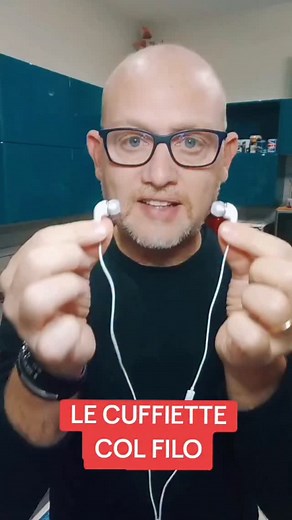 164K views · 20K reactions | Se non vuoi far cadere questo tipo di auricolari, questo trucco ti sarà utilissimo!  . Tu le usi ancora? #headphones #smartphone #lifehackvideo #tipsandtricks #trik #marcocritelli #musica | marcocritelli | Facebook