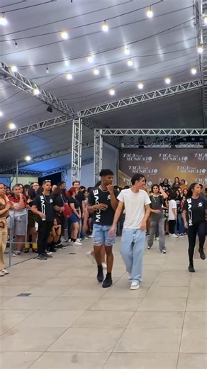 6.4K views · 19 reactions | Love this fancam of "PLAY" by CHUNG HA from the Kpop Random Play Dance in Recife hosted by @feiradaebak, @movedanceteam, and @5seasonsdanceteam! Help tag the dancer! #kpopdance #kpoprandomdance #kpopinpublic #kpopcover #kpopcoverdance #chunghaplay | The Hallyuverse | Facebook