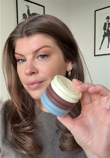 Start with the Laura Mercier tinted moisturizer (color used: 2N) to create a fresh, dewy base. Add warmth and soft dimension with the stackable Simihaze Beauty melting bronze balm (color used: Cedar). For the lips and cheeks, the Ilia multistick & illuminator (color used: At Last) provides a buildable color. To finish, use the stackable Simihaze Beauty hydra balm and highlight powder (color used: Topaz) to bring everything together with luminous accents. #makeuptutorial #makeuphacks #makeuplook 