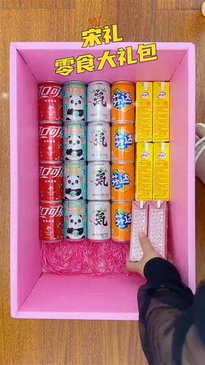 A huge box of snack gift sets, loved by both adults and children! Delicious treats and drinks