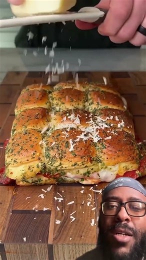 PIZZA SLIDERS 🍔🍕 Recipe: . . . . Make sure you like, comment, repost, share, and follow for
