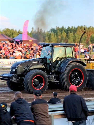 Pikkumusta Valtra T162 6000 kg Farm Puller – Trecker Treck Kalajoki 2026