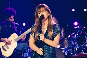 Kelly Clarkson's Stadium-Size Belting on This Lou Gramm Cover Is Unreal (VIDEO)