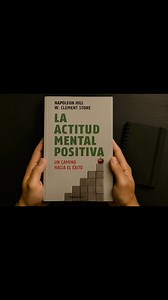 La Actitud Mental Positiva – Napoleon Hill y W. Clement Stone ¿Sabías que tu actitud mental define casi todo lo que te pasa? Este audiolibro completo te revela cómo activar tu mente, vencer la procrastinación, liberarte de la culpa y vivir con energía, propósito y éxito. No es motivación pasajera. Es una filosofía de vida. 🧠 Aprende a usar tu mente como tu herramienta más poderosa ⚡ Descubre cómo elevar tu energía y mantenerte enfocado 🔥 Despierta al gigante dormido que llevas dentro Este libr