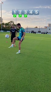 Toe touch challenge with Juventus players 🔥 | Pitch Addict