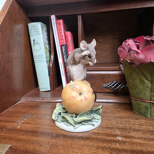 Vintage Mouse on Apple Resin Figurine PAW26 Woodland Animal Sculpture Decorative Nature Display Piece - Etsy