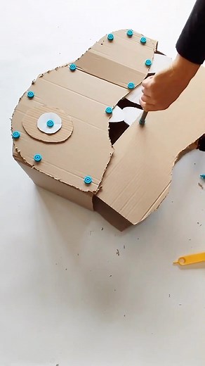 Making of a cardboard dinosaur costume 🦖👆 ⁠ Thanks to our friends @alupejuguetes 🇪🇸 for sharing their preparation for the Carnival festivities 🎉 .⁠ .⁠ .⁠ .⁠ #carnaval #spain #carton #cardboard #cardboardart #cardboardbox #costume #dino #learningthroughplaying #recycleandplay #recycledcrafts #kidscrafts #craftsforkids #makecreateplay #kidscraftstagram #toddlercraftideas #creativemamas #creativecrafts #learningthroughplay #kidcraft⁠ #easycrafts #athomecrafts #simpleplayideas #kidsthatcraft⁠ #