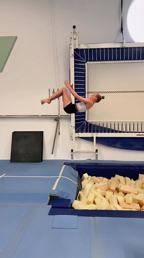 Was soll ich heute abend in der Halle probieren? 😯 #merlegymnastics #doublebackflip #powertumbling #flipping #backflip #flickflack #foampit #turnen #salto #flip