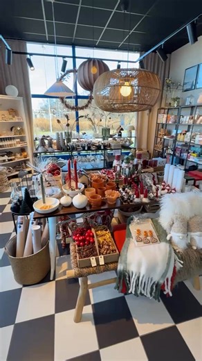 PRESENTBUTIKEN I ÅSA 🎅🏼🎄 Hitta julens underbara pynt, gåvan till julfesten och klapparna till nära och kära. 🎁 Hos oss handlar du i en lugn och rofylld miljö. Vi erbjuder alltid personlig service och hjälper dig självklart att slå in dina klappar. Välkommen till oss! 🤗 | Loma Paloma - Lek & Present