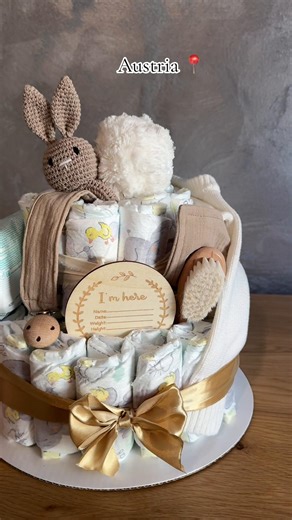 Don’t know what gift to bring for a newborn? 🤔 A Pampers cake = a gift that never fails 💙 Cute, practical and made with love for the little ones 👶🎂 Du weißt nicht, welches Geschenk du einem Neugeborenen schenken sollst? 🤔 Eine Pampers-Torte = ein Geschenk, das immer passt 💙 Süß, praktisch und mit Liebe gemacht für die Kleinsten 👶🎂 #pamperscake #babyshowergift #newborngift #tiktokdeutsch #neugeborenes