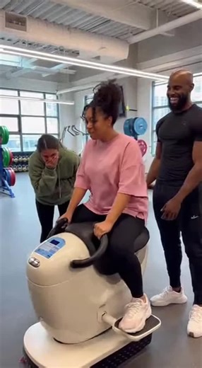 Yeh exercise hai ya comedy show? Gym mein hasi ka toofan aa gaya! 😂#gymhumor #funnyvideos #workout #gymfails #laughing