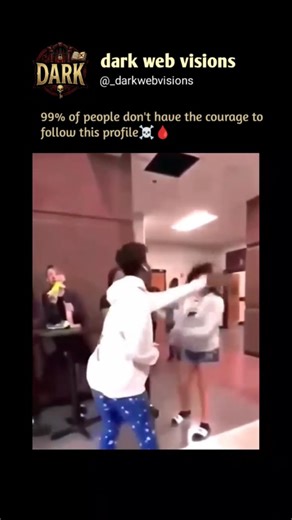 leaks on Instagram: "マトリックス（1999）は、revolutionary sci-fi action 映画で、普通の computer hacker Neo が自分の住む世界が実は machine によって作られた simulation だと知り、reality と illusion の境界に挑む壮大な物語です。在 The Matrix 中，deep philosophy、cyberpunk visuals、そして groundbreaking slow-motion action が融合し、modern cinema を大きく変えた legendary classic として知られています 🤯🖤。 主要情節：覚醒：Neo は mysterious figure Morpheus と出会い、「赤い pill」か「青い pill」かという選択を迫られ、truth を知る道を選びます 😳。現実：彼は humans が machine に支配され、energy source として利用されている shocking reality を目撃します。訓練：仮想世界の 