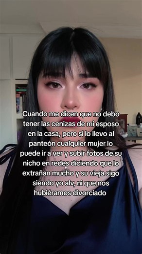 ES HUMOOOOOOOR De hecho ya tengo un vídeo en mi perfil hablando de porqué Joaquin fue cremado y sus cenizas se mantienen en casa, fue una decisión que tomamos juntos y no tiene nada que ver con otras personas y mucho menos con celos jajaja #humor #duelo #viuda #esposos