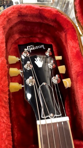 Gibson proved perfection doesn’t need a finish line. 🏁 Meet the Gibson ES-335 Figured in Antique Natural — elegance you can hear. The AAA figured maple body and maple center block give you warmth, clarity, and sustain that feels endless. The mahogany neck and rosewood fingerboard add that smooth, broken-in comfort Gibson players swear by. Calibrated T-Type humbuckers serve up everything from smoky jazz cleans to open-throated rock growl. Plug in and you’ll hear it instantly — the tone that buil