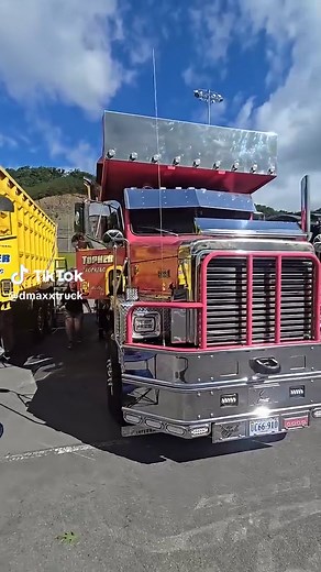 Exploring the 1998 International Paystar 5000 Truck