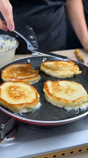 Des crêpes aux pommes juteuses en 5 minutes ! | Super Recettes