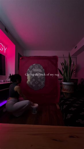 behind the scenes nobody shows gluing the back of a handmade rug takes just as much love as the design slow process. real work. worth it every time 🧵✨ watch till the end for the texture 👀 #rugmaking #handmaderug #rugtufting #tuftedrug #rugbts