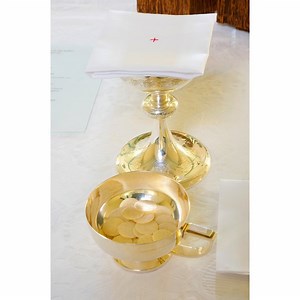 The Proper Thing to Do After Receiving Communion as a Catholic | Synonym