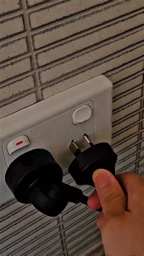 🔌 INCHARGEx FlexSwap Portable EV Charger Charge your EV anywhere in Australia with 10A, 15A, and 32A swappable tails. A flexible, travel ready portable electric car charger designed for Tesla, BYD, MG, Kia, Hyundai and all Type 2 EVs. Perfect for home charging, road trips, holiday parks and any location with different socket types. Reliable, compact and built for Australian conditions. 👉 Product link: https://inchargex.com.au/products/inchargex-flexswap-10a-15a-32a-swappable-tails Stay charged