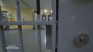 Chaque année en France, plusieurs milliers de personnes sont emprisonnées pour la première fois de leur vie. Bien souvent la découverte est terrible, angoissante, voire violente. C’est le "choc carcéral" : pour mieux le comprendre, une de nos équipes a pu, de façon exceptionnelle, suivre, à la maison d’arrêt du Mans, les premiers pas derrière les barreaux de plusieurs détenus. Comment affrontent-ils cette nouvelle vie entre 4 murs, la privation soudaine de libertés, la promiscuité avec 500 homme