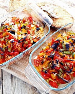 444K views · 3K reactions | Une recette typique grecque facile à faire  Ingrédients : de la feta des poivrons des tomates des oignons nouveaux olives noires thym huile d'olive poivre | Tous en cuisine avec Seb | Facebook