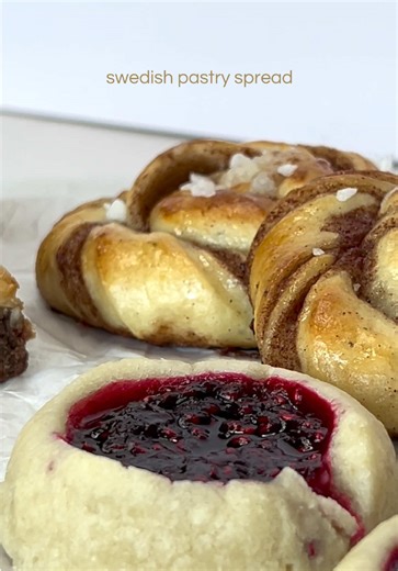 This is what a Swedish pastry spread usually looks like — a mix of cinnamon buns, cookies and other pastries meant to be shared around the table with coffee. In Sweden, pastries like these are part of everyday life and often enjoyed during fika, a moment to slow down, sit together and have something sweet. I’m working on bringing this kind of home made Swedish baking to LA through a small pastry box inspired by the pastries I grew up with! #microbakery #homebaker #swedishbaking #pastrybox #labak