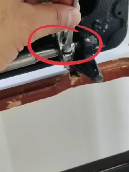 If your sewing machine is not pulling thick fabric, learn how to fix it in detail in this video.#shorts #india #pakistan #Sewingmachinemaker #Sewingmachinestitching #SewingMachinePK