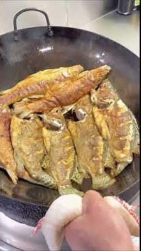 煎魚爲什麽要先下尾巴？一口鍋煎七條魚，功力深厚 | 34年厨齡
