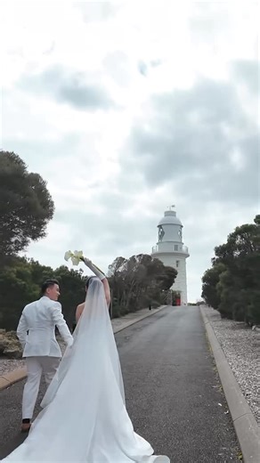 When Love Meets Wanderlust: Ken Sugijanto & Jennifer Calista’s Perth Wedding Escape When a luxury travel content creator marries a beauty queen, they brought the wedding dream to life with a three-day destination wedding in Perth, Australia, with the stunning vineyards of Margaret River at its heart. 🔗 Tap the link in our bio for more Location @westernaustralia Wedding Organizer @majestichocuspocus Stylist & Conceptor @artdefleurid Photo & Video @moirephoto Wedding Content Creator @brideswhispe