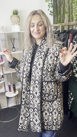 77K views · 1K reactions | Introduza o código abaixo nos comentários para efetuar a sua compra ☺️ Casaco c/ padrão e bolsos TU| 67 CM DE CAVA| selmo 2860 bordo selmo 2860 preto selmo 2860 azul marinho selmo 2860 castanho Preço: €20 Escreve "selmo app" para comprar este produto com comodidade na aplicação. | Moi Boutique | Facebook