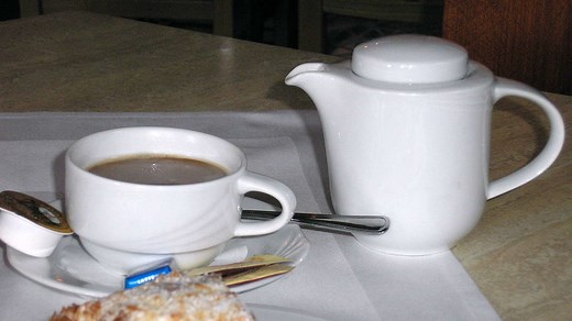 „Draußen nur Kännchen“: Warum gibt‘s diese Regel in manchen Lokalen?
