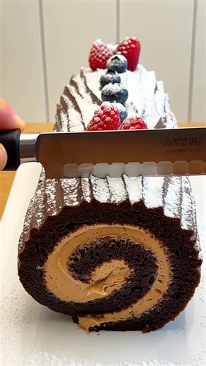 ✨ Une Bûche de Noël au chocolat qui va enchanter vos fêtes ! Facile et tellement gourmande ! 🎄🍫 Liste complète des ingrédients : 4 œufs frais 150 g de sucre en poudre 200 g de farine 50 g de cacao de qualité 200 g de chocolat noir 100 g de beurre 3 œufs (pour la crème au chocolat) 100 g de sucre (pour la crème au chocolat) 200 ml de crème fraîche (optionnel, pour la ganache) Copeaux de chocolat (pour la décoration) Meringues et fruits secs (optionnel, pour décorer) Instructions claires étape p