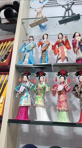 “Shanghai Streets & Traditional Chinese Art 🎎✨”