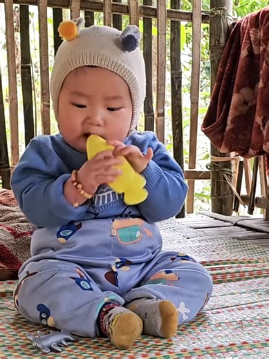 The single mother and her baby went down to the stream to catch fish - making dried fish for storage #fishing #singlemom