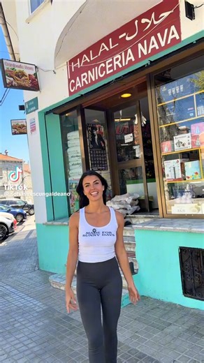 Sofía y Kiko apoyando el pequeño comercio y haciendo una compra SANAQue aprendan ciertos influencers