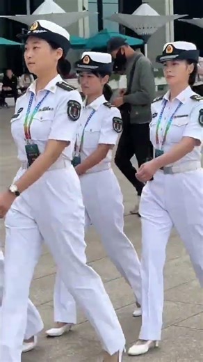 On the North Sea Fleet's open day, I encountered some beautiful and dashing female naval soldiers.
