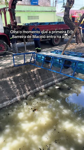 Primeira Eco Barreira instalada em Maceió. Esse canal deságua poucos metros à frente no Riacho Salgadinho. Ou seja: todo lixo que passaria direto agora começa a ser interceptado aqui. Essa é uma das barreiras que vão formar um cinturão de proteção para o Riacho Salgadinho, impedindo que os resíduos avancem rio abaixo. Além da instalação, também fizemos o treinamento do profissional que vai operar o sistema e fazer a retirada dos resíduos diariamente. Agradeço ao prefeito JHC por acreditar no pro