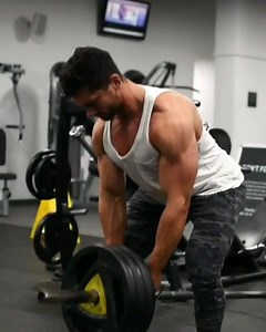 Back workout 💪🏼 Exercise 1 - T bar rows 5x10-12 (dropset each set) Exercise 2 - One arm DB rows 5x8-10 Exercise 3 - Wide grip pull downs 4x15,12,10,8 Exercise 4 - Rack pulls 5x8 Exercise 5 - DB Pull overs 4x15-20 Follow us @master_manish8 @makfw 🎥dm | Manish Singh