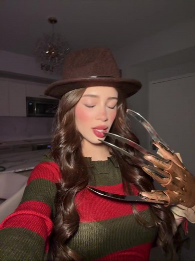 Siempre te vi bien, Freddy: Disfraces y Canciones