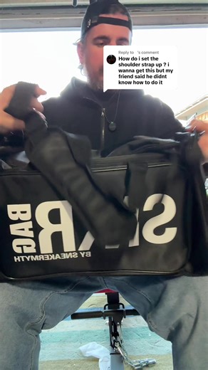 Replying to @￼This is how you adjust the shoulder strap on this gym bag! ##gymbag##sneakerbag##duffelbag