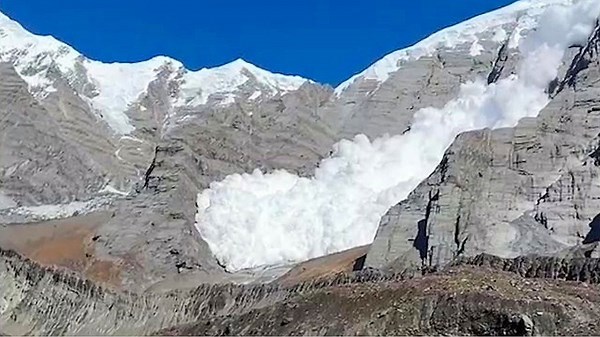 Un immense nuage de neige engloutit un camp de randonneurs au Népal