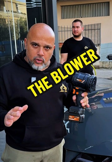 Δεν το φυσάει… το ΞΕΦΥΣΑΕΙ.» ΜΟΝΟ 186€ με ΦΠΑ 20V / 5.2Ah πραγματική δύναμη για να φύγει το νερό από γρίλιες, καθρέφτες, σήματα, ζάντες, καπάκια, μεντεσέδες και όλα τα δύσκολα σημεία. Ξέρετε πολύ καλά ότι ό,τι φέρνω γίνεται επιτυχία. Όχι τυχαία. Από επιλογή. Αυτό που έρχεται δεν φυσάει απλά… ΞΕΦΥΣΑΕΙ. Δύναμη, αυτονομία και αποτέλεσμα που φαίνεται από το πρώτο δευτερόλεπτο. Για όσους ξέρουν τι σημαίνει σωστό detailing και δεν συμβιβάζονται. 🕒 Διαθεσιμότητα σε 15 ημέρες. Και κάτι σημαντικό: Όταν 