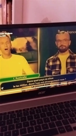 Le lac Hillier, en Australie, rose grâce à une bactérie halophile unicellulaire.