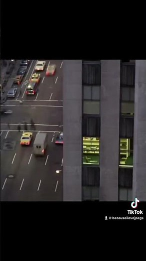 Koyaanisqatsi (1982)