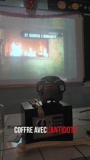 Jonathan, prof de SVT! on Instagram: "🧟‍♂️ Voici un moment dans l'année de troisième que j'adore ! Même si, l'installation d'un escape game dans une salle où les classes se suivent n'est pas toujours facile! C'est la course en interclasse ! Toutefois, tous mes élèves sans exception sont chaque année, à 100% dans l'activité. 🎅 Ça vous dit d'avoir cet escape game en ressource gratuite sur mon site? Bon il est personnalisé mais peut être une source d'inspiration ? Dites-moi en commentaire ! #prof