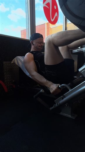 Tobi Wehren on Instagram: "Sunday = funday Bei mir stand heute Legday auf dem Plan: -Kniebeugen -Hip Thrusts (hassen wir! 😂) -Beinpresse -Ab-/Adduktor -Waden Kraft war heute ok, dafür war das Knie leider bisschen instabil, weshalb ich mim Gewicht reduzieren musste, aber auch solche Tage gibt es! Man muss einfach auf seinen Körper hören und die Signale auch respektieren 💪🏼💪🏼 #legday🍑 #beinpresse #squatting #fitnessmindset #roadtostage"