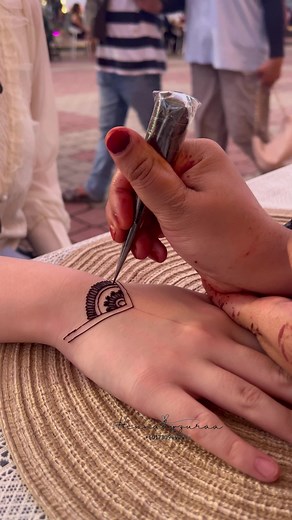 Henna session with me 🥰😍🫶🏻 #fyp #henna #hennamelaka #hennaart #inai #hennabride #hennaart #bridehenna #bridehenna