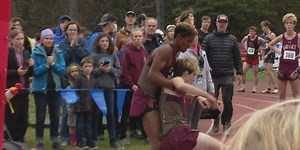 Runner helps unconscious teammate across the finish line